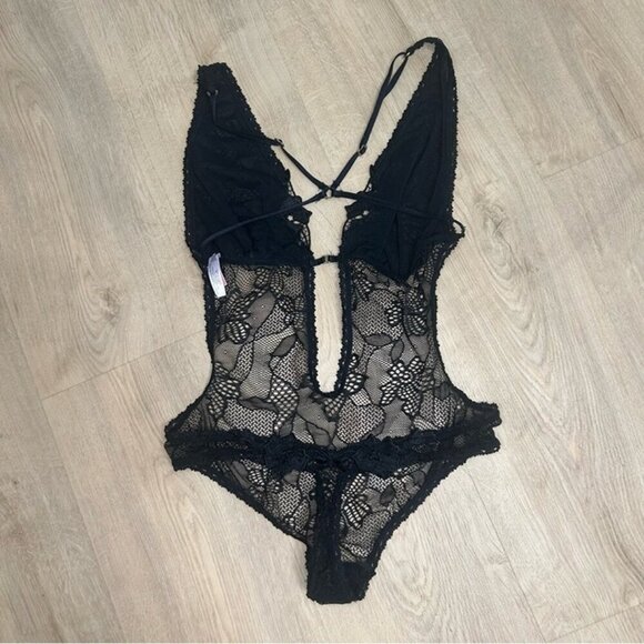 Victoria's Secret Very Sexy Black Lace Cutout One Piece Bodysuit Lingerie Medium - Picture 2 of 5